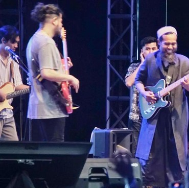 Hijrah, 7 Penampilan Sakti Pakai Gamis & Berjenggot Kembali Manggung Bareng SO7