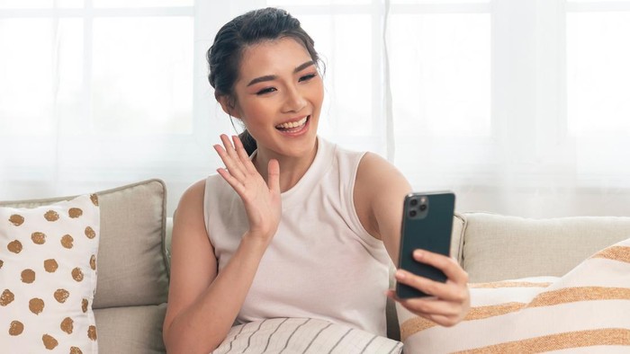 Ilustrasi seorang perempuan tengah melakukan video call. Ilustrasi seorang perempuan tengah melakukan video call.