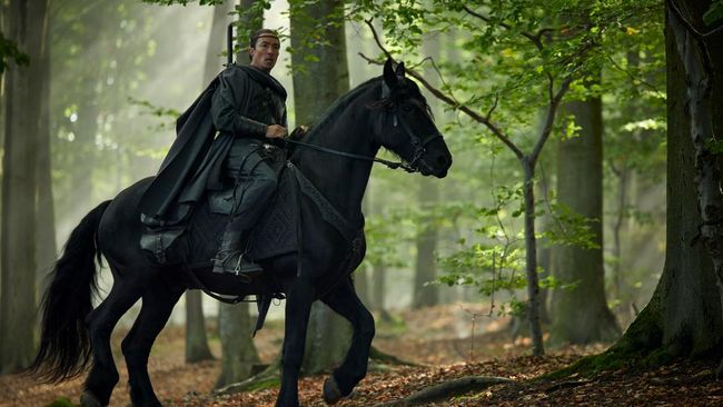 Daniel Henney dan Rosamund Pike kembali dalam The Wheel of Time season 2 yang akan tayang 1 September.