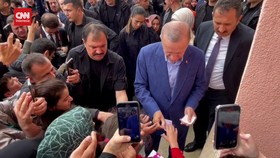 VIDEO: Momen Erdogan Bagi-Bagi Uang ke Warga di TPS Pemilu Turki