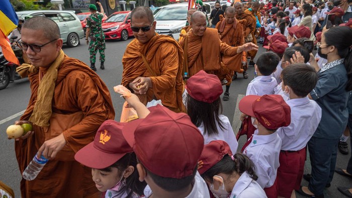 Sejumlah biksu yang mengikuti ritual Thudong  menyeberangi Sungai Kaligarang untuk menuju ke Wihara 2500 Buddha Jayanti-Sima di Bukit Kassapa Pudakpayung, Kota Semarang, Jawa Tengah, Senin (29/5/2023).  Pada hari kedua di Kota Semarang sebanyak 32 biksu yang mengikuti ritual Thudong dengan berjalan kaki dari Thailand itu mengunjungi kelenteng dan wihara untuk pembacaan doa paritta  sebagai pemberkatan keselamatan dan kesejahteraan umat manusia sebelum melanjutkan perjalanan menuju Candi Borobudur dalam rangka menyambut Hari Raya Waisak pada 4 Juni mendatang. ANTARA FOTO/ Aji Styawan/foc.