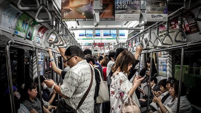 Tren Subway Shirt untuk Menghindari Pelecehan di Transportasi Umum, Apakah Efektif untuk Kaum Perempuan?/Foto: Unsplash/Hugh Han