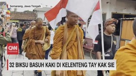 VIDEO: 32 Biksu Basuh Kaki di Kelenteng Tay Kak Sie