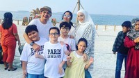 Cerita Adelia Pasha Bawa Anak Main ke Pantai, Kesal Ayahnya Terkenal & Diminta Foto Terus