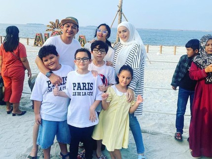 Cerita Adelia Pasha Bawa Anak Main ke Pantai, Kesal Ayahnya Terkenal & Diminta Foto Terus