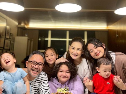 Cerita Mona Ratuliu Pernah Trauma Minum Susu, Kini Terapkan Cara Ini untuk Anak