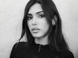 Bianca Censori Posting Foto-foto Seksi, Ngaku Akunnya Dibajak