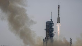 FOTO: China Luncurkan Shenzhou-16 ke Stasiun Luar Angkasa