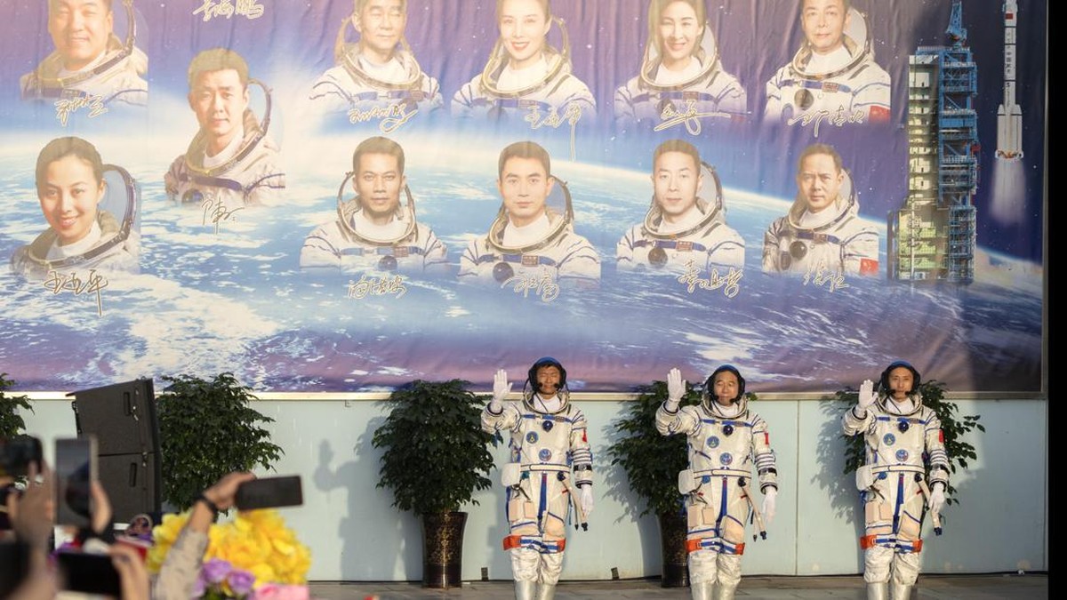 FOTO: China Luncurkan Shenzhou-16 ke Stasiun Luar Angkasa