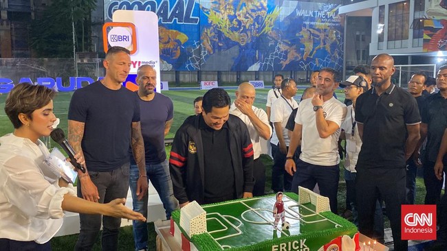 Netizen heboh usai Ketua Umum PSSI Erick Thohir merayakan ulang tahun ke-53 bersama para legenda sepak bola dunia di Jakarta, Selasa (30/5) petang.
