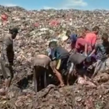 img-title Viral! Warga Riau Berebut Daging Impor Ilegal dari India yang Dimusnahkan Bea Cukai