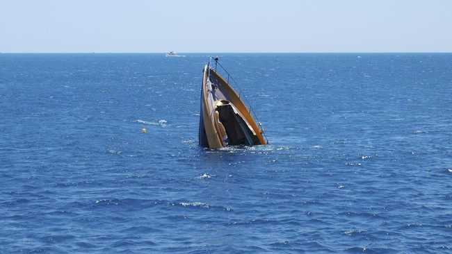 Sebuah kapal kayu mengangkut 45 ton beras dan puluhan tabung tenggelam di perairan Taka, Kepulauan Selayar, diduga akibat cuaca buruk.
