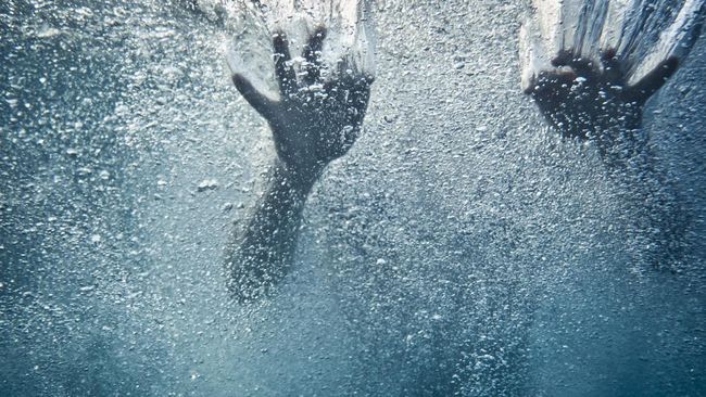 Turis China menjalani pemulihan pascaoperasi tulang selangka memanjat tebing curam untuk menyelamatkan wanita yang tenggelam di Pantai Jogasaki, Jepang.
