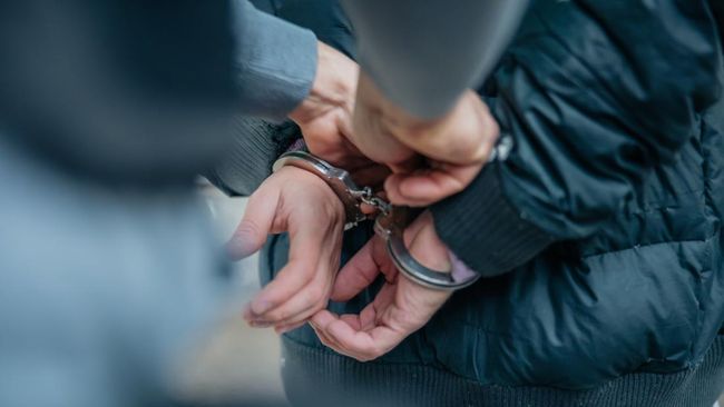 Seorang turis asal Inggris ditahan polisi Thailand usai memberikan ulasan bintang satu untuk sebuah restoran.