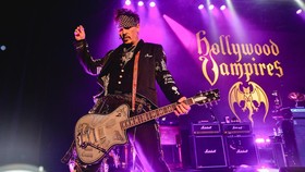 Johnny Depp Cedera, Hollywood Vampires Tunda Tiga Konser