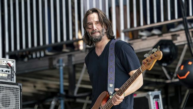 Keanu Reeves kembali manggung dan jadi pemain bas Dogstar setelah 'absen' 20 tahun.