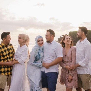 6 Potret Harmonis Keluarga pada Pesta Pernikahan Jessica Mila di Bali