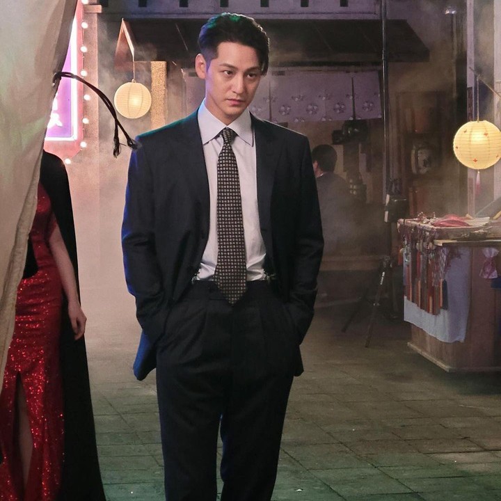 <p>Kini, Kim Bum sudah berusia 33 tahun. Walau begitu, pria kelahiran 7 Juli 1989 ini masih terlihat awet muda, ya? Bahkan, seorang netizen dari Tanah Air mengakui Kim Bum semakin menawan. "Ini org umurnya makin tuir mukanya knp makin muda ajaa," ujar netizen Indonesia. (Foto: Instagram @k.kbeom)<br /><br /><br /></p>