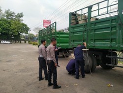 Detik-detik Fortuner Angela Lee Seruduk Truk Gandeng di Tol Semarang