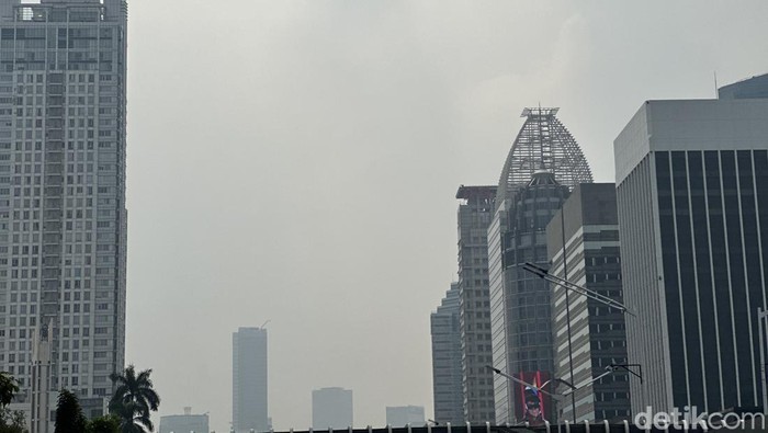 Penampakan awan saat DKI Jakarta amat berpolusi.