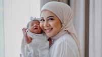 7 Potret Bayi Perempuan Kesha Ratuliu, Punya Nama yang Anggun Bun