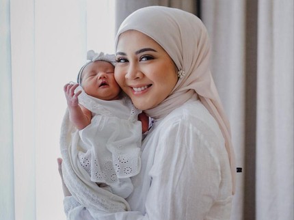 7 Potret Bayi Perempuan Kesha Ratuliu, Punya Nama yang Anggun Bun