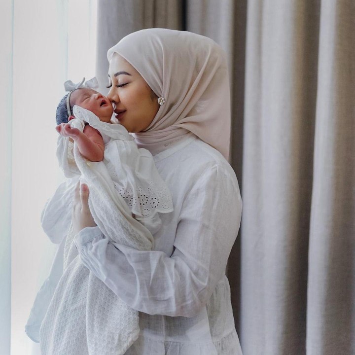 <p>Bayi cantik ini memiliki nama yang sangat unik, lho. Ia memiliki nama lengkap Aisha Kaluna Letecia. Anggun banget ya, Bunda! (Foto: Instagram: @kesharatuliu05)</p>
