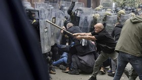 FOTO: Tegang Tentara NATO vs Pedemo Serbia Bentrok di Utara Kosovo