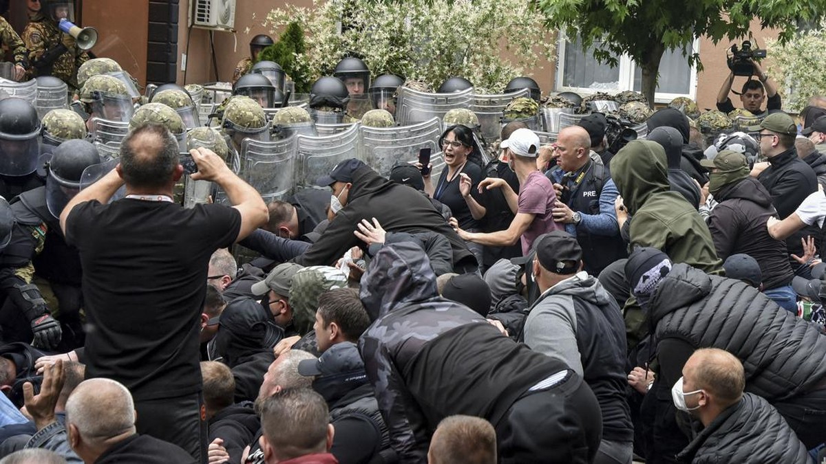 FOTO: Tegang Tentara NATO vs Pedemo Serbia Bentrok di Utara Kosovo