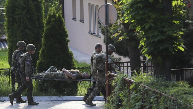 FOTO: Tegang Tentara NATO vs Pedemo Serbia Bentrok di Utara Kosovo