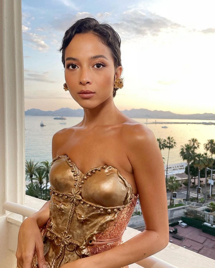 Perhiasan klasik dari Tulola kembali menjadi pilihan Putri Marino untuk aksesori. Riasan bergaya natural kali ini ditampilkan makeup artist Vagueskin untuknya.Foto: Instagram Vagueskin