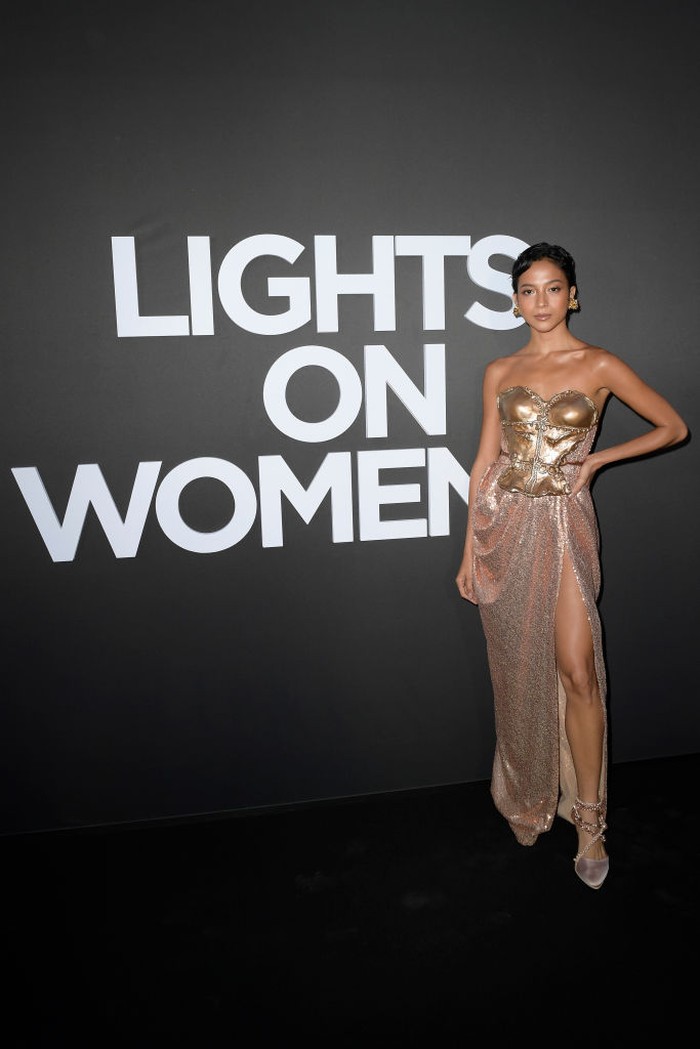 Nuansa fierce juga ditampilkan Putri Marino lewat busana berhiaskan bustier keemasan dan aksen slit bersama gladiator heels. Foto: Getty Images/Kristy Sparow