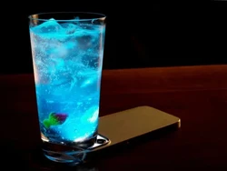 Restoran Ini Bikin Gelas Cocktail Unik Agar Pengunjung Tak Main HP