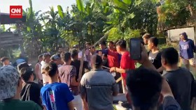 VIDEO: Tangkap Bandar Narkoba, Polisi Lompat Ke Sungai Diserang Warga