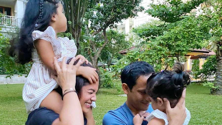 Ada yang Dibaptis, Ini 6 Potret Nadiem Makarim Bersama 3 Anak