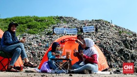 FOTO: Aksi Protes, Kamping di Tengah TPA Sampah Cipayung Depok