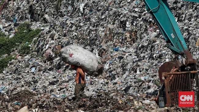 Sejumlah warga di Cangkringan, Sleman, DIY menolak lahan berstatus Tanah Kesultanan untuk dijadikan tempat penampungan sampah sementara.