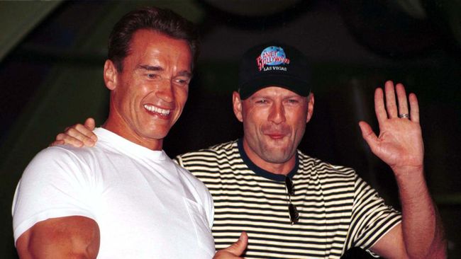 Aktor Arnold Schwarzenegger memuji Bruce Willis yang kini sedang fokus pulih dari demensia frontotemporal (FTD).