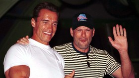 Arnold Schwarzengger Puji Bruce Willis: Pahlawan Aksi Hanya 'Reload'
