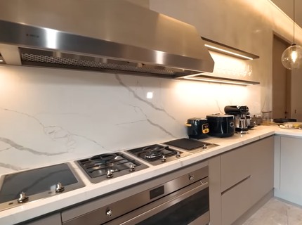 5 Potret Dapur Rumah Maia Estianty, Konsep Modern Elegance Tropical