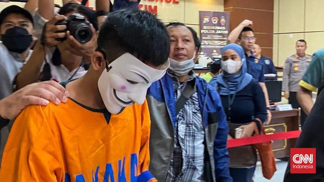 Subdit V Ditreskrimsus Polda Jatim membekuk dua hacker situs resmi negara yang motifnya untuk promo judi online.
