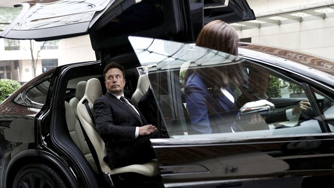 Elon Musk akan mem-PHK lebih dari 10 persen karyawan Tesla. Informasi PHK itu diketahui dari memo yang ia kirim ke karyawan.