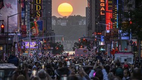 FOTO: Fenomena Manhattanhenge Manjakan Mata Warga New York