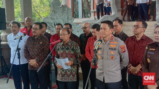 Elite PDIP dari mulai Megawati, Prananda, hingga Ganjar Pranowo hadir dalam acara temu budaya di Bali yang juga dihadiri seluruh kepala daerah Pulau Dewata itu.