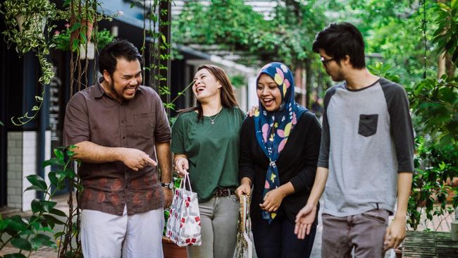 Agama di Indonesia yang diakui oleh negara terdiri dari enam. Berikut penjelasannya dilengkapi tempat ibadah dan hari besarnya.
