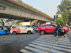 Jalan Pahlawan Revolusi Jaktim Macet Panjang Imbas Kebakaran, Lalin Dialihkan