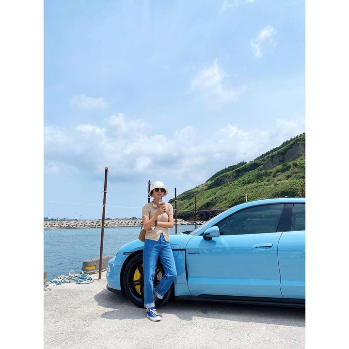 <p>Sering kali muncul dengan penampilan dan <em>outfit</em> formal, Kim Hee Ae mencuri perhatian saat sedang bersantai dan memakai pakaian non-formal, nih. (Foto: Instagram @heeae_official)<br /><br /><br /></p>