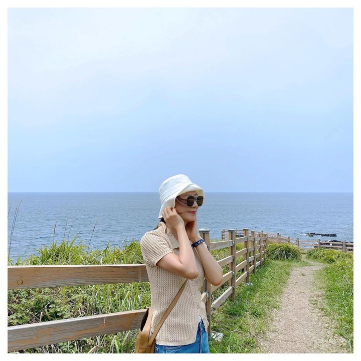 <p>Pujian-pujian tersebut ditinggalkan oleh netizen di kolom komentar unggahannya. Mulai dari sebutan awet muda, istri pebisnis Lee Chan Jin ini juga disebut begitu <em>stylish</em>. "<em>I love her outfit</em>," kata akun @itsl****. (Foto: Instagram @heeae_official)</p>