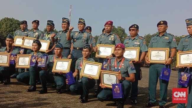 KSAL Laksamana TNI Muhammad Ali memberikan penghargaan kepada dua prajurit TNI AL yang berprestasi di SEA Games 2023 yang digelar Kamboja.