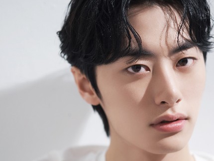 7 Potret Tampan Lee Won Jung, Baek Hee Seop Muda yang Curi Perhatian di Drakor My Perfect Stranger